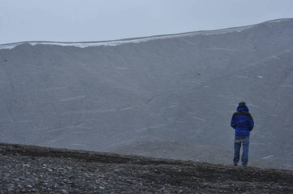 Embaixo de neve na cratera Hverfjall, em Myvatn, no norte da Islândia